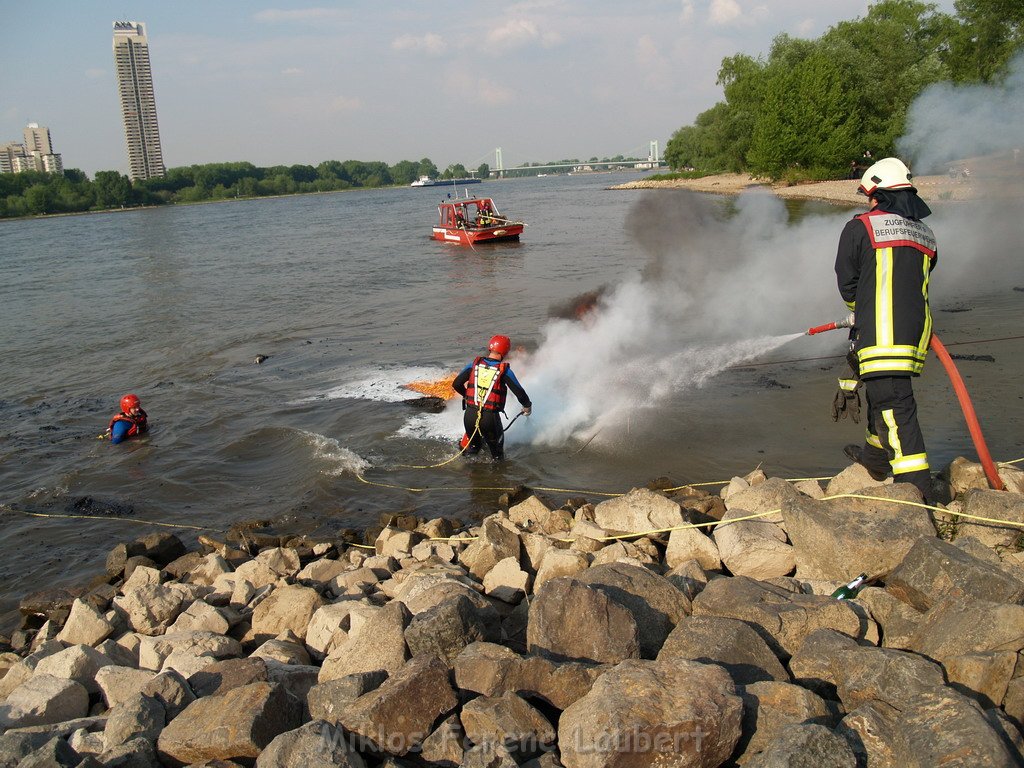Kleine Yacht abgebrannt Koeln Hoehe Zoobruecke Rheinpark P135.JPG